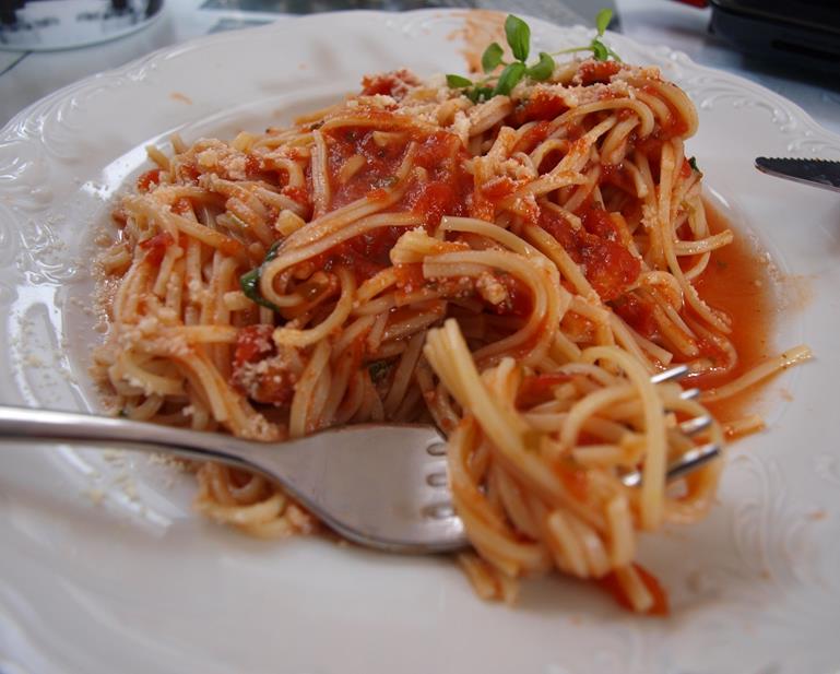 Klasyczne spaghetti z sosem pomidorowym i bazylią