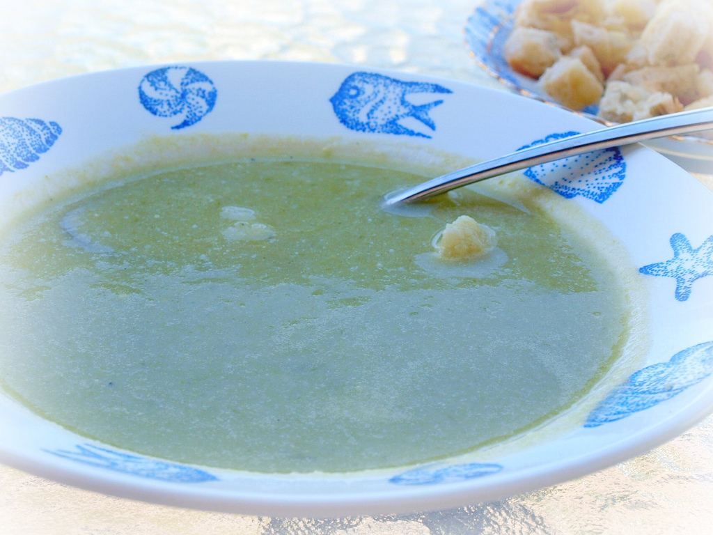 Zupa kalafiorowo-porowa z trawą cytrynową na mleku kokosowym