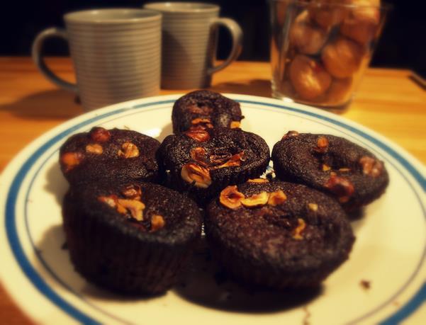 Gorzko-czekoladowe muffinki z orzechami