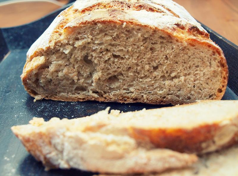 Chleb prawdziwy, prosty, rustykalny, bez napracowania się