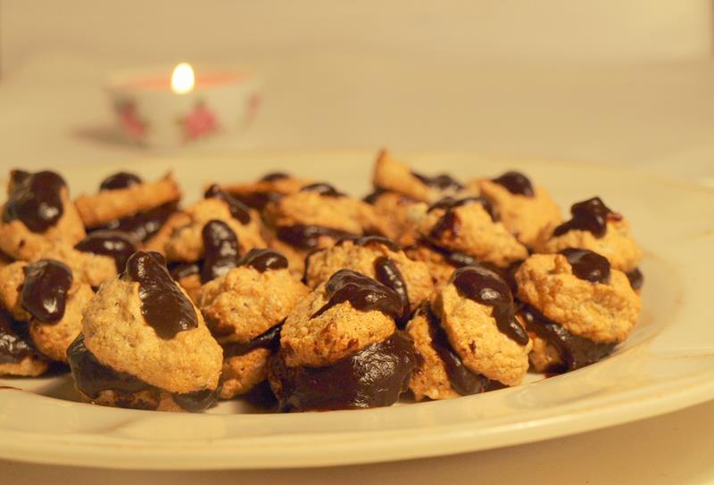 Spontaniczne sklejki sezamowo-migdałowe z kremem gorzko czekoladowym czyli ciastka o smaku makaroników i wyglądzie bitków