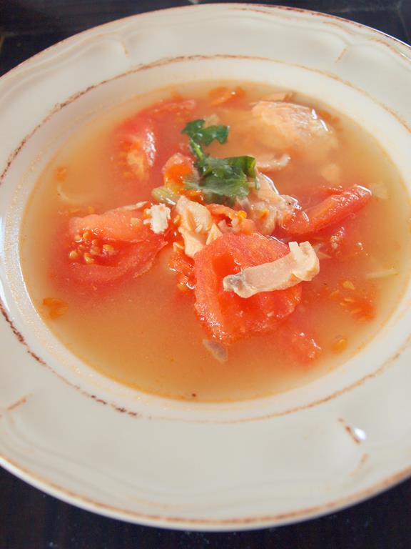 Zupa łososiowo-pomidorowa z kolendrą