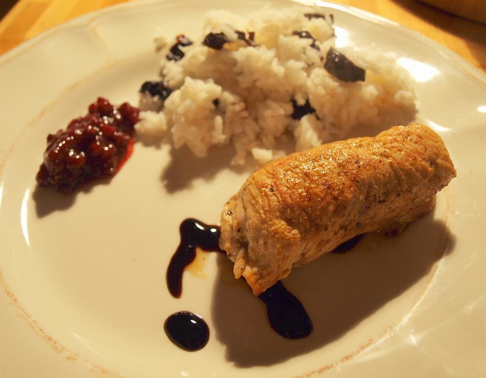 Roladki z filetów z indyka faszerowane żurawiną z ryżem jaśminowym ze śliwkami i borówką