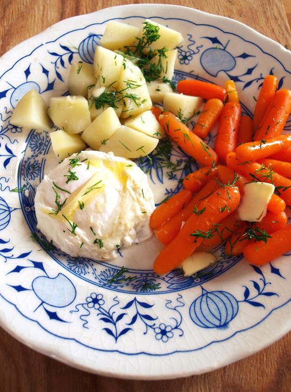 Wczesnowiosenny najprostszy obiad z jajkiem i warzywami