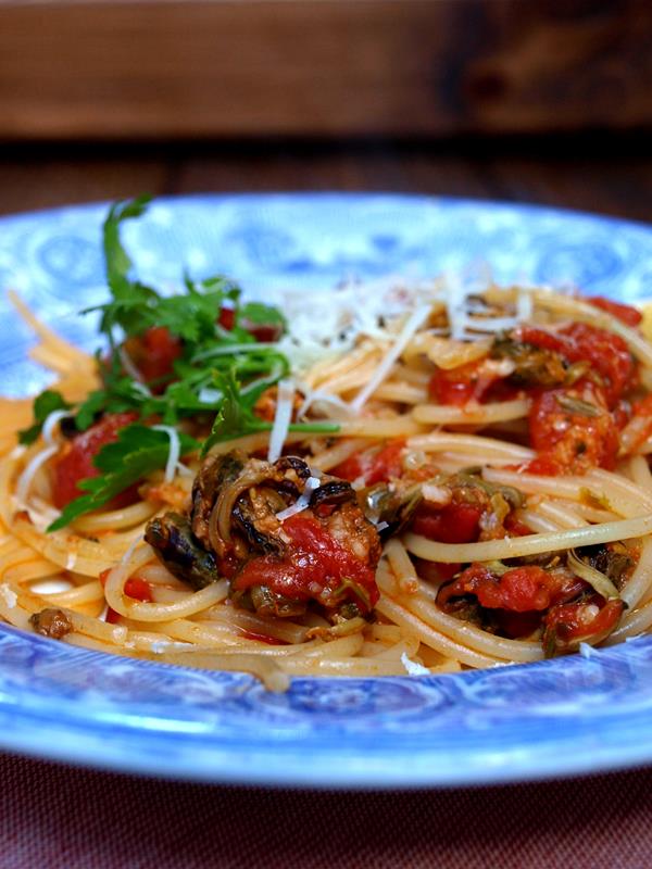 Spaghetti z wędzonymi małżami i pomidorami