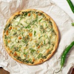 Wyjątkowa pizza z domowym prostym pesto i zielonym chilli