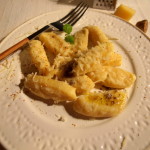 Gennaro Contaldo gnocchi z ricotty i parmezanu i dwa sposoby podania (w sosie pomidorowym lub maśle szałwiowym)
