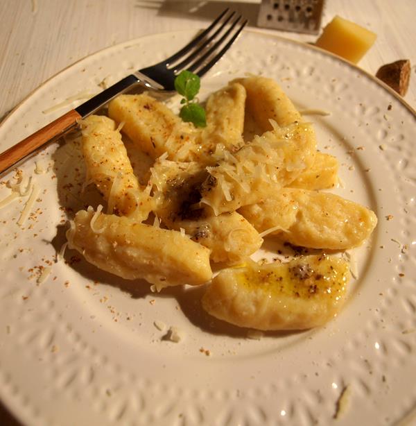 Gennaro Contaldo gnocchi z ricotty i parmezanu i dwa sposoby podania (w sosie pomidorowym lub maśle szałwiowym)