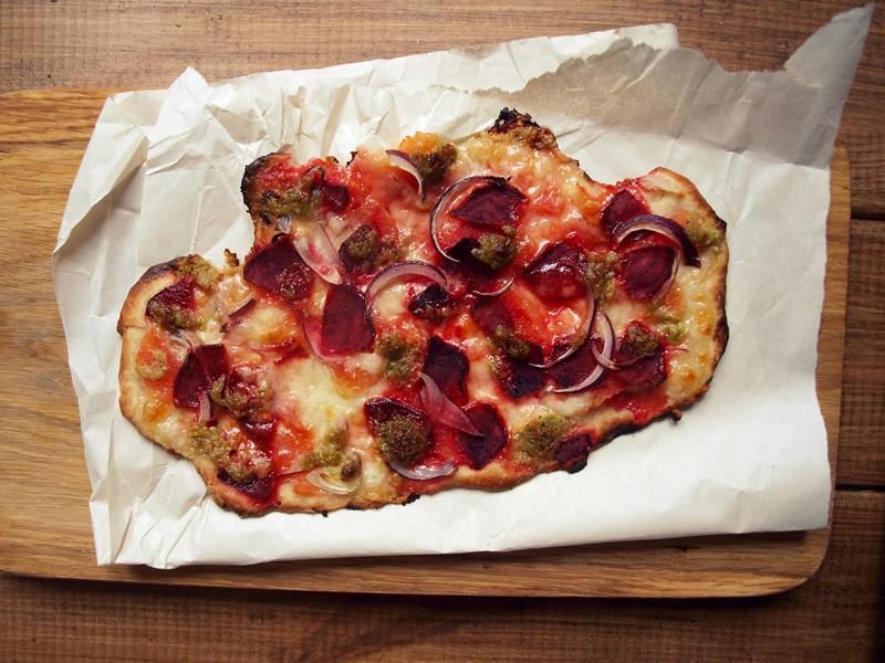 Obłędna pizza z burakiem i domowym pesto/Beet root & pesto pizza