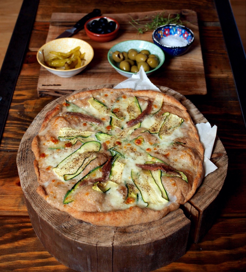 Włoska klasyka czyli pizza z mozarellą, cukinią i anchois