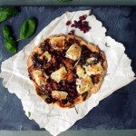 Wyjątkowa pizza orkiszowa z sosem miodowo-balsamicznym, brie, tymiankiem i granatem