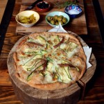 Włoska klasyka czyli pizza z mozarellą, cukinią i anchois