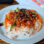 Azjatycka sałatka z makaronu ryżowego z warzywami (chuda i bezglutenowa)