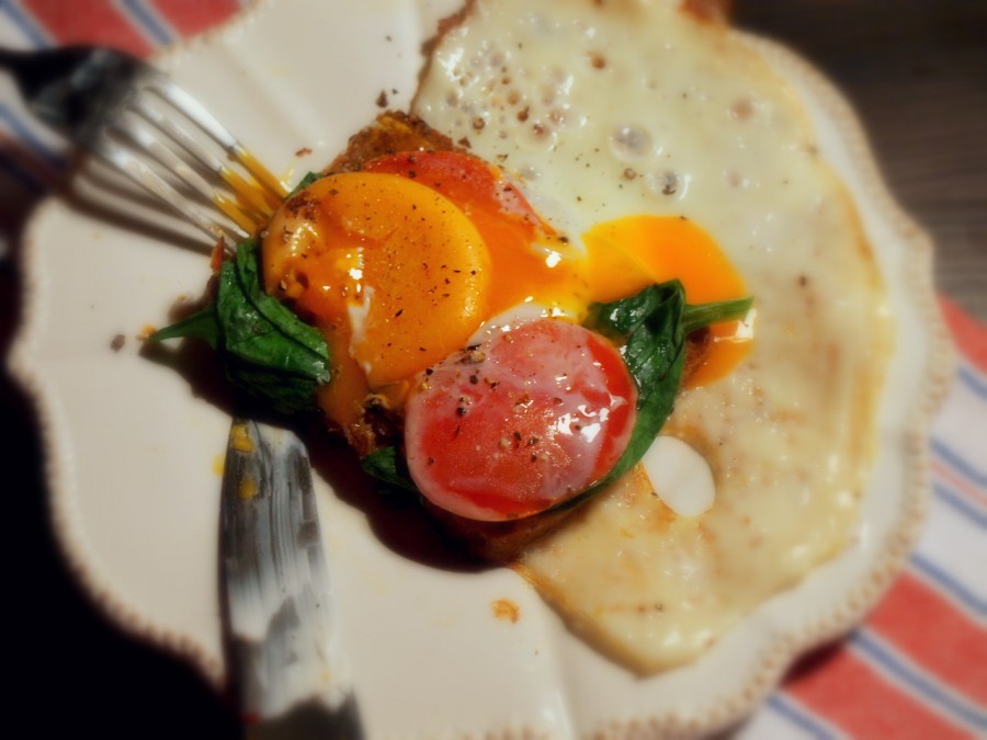 Jajka smażone na chlebie czyli coś między croque madame a tostem francuskim
