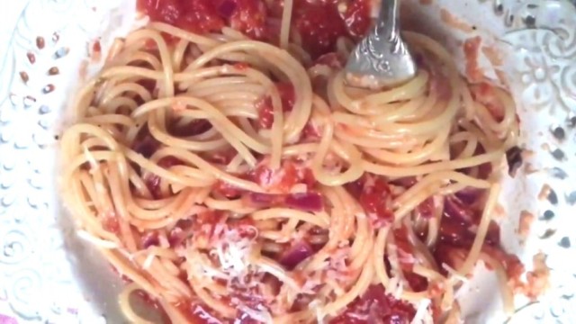Klasyczne spaghetti z pomidorami - video